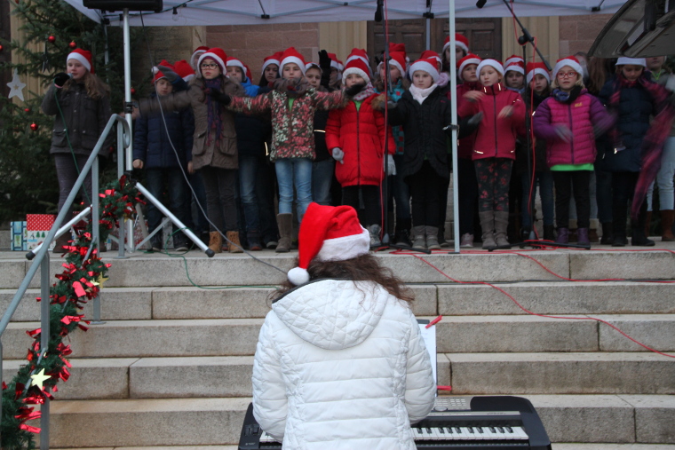 02 Der MeOLa Kinderchor eröffnete den Weihnachtsmarkt musikalisch